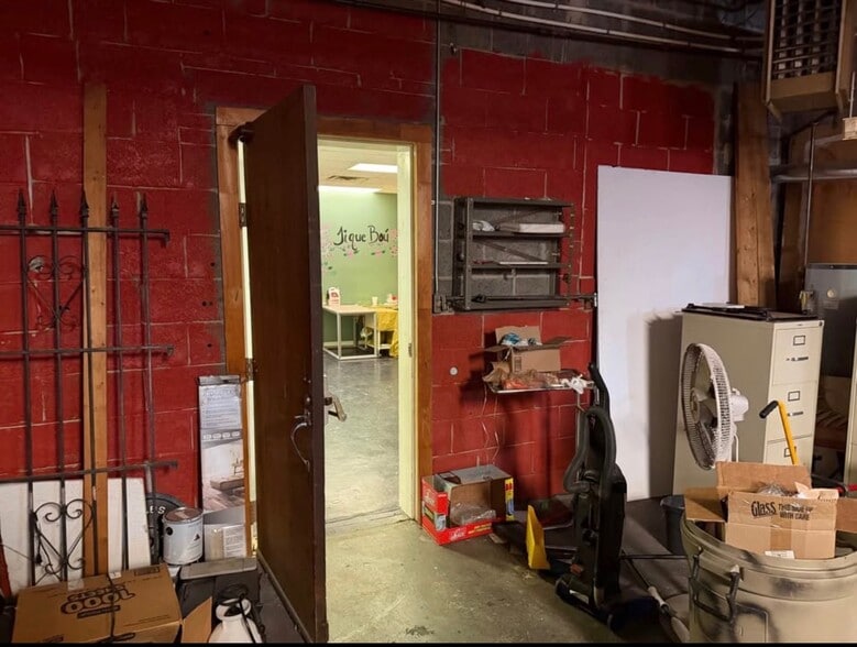 More Photos Of 25500 5 Mile Rd, Redford Township Storefront For Sale