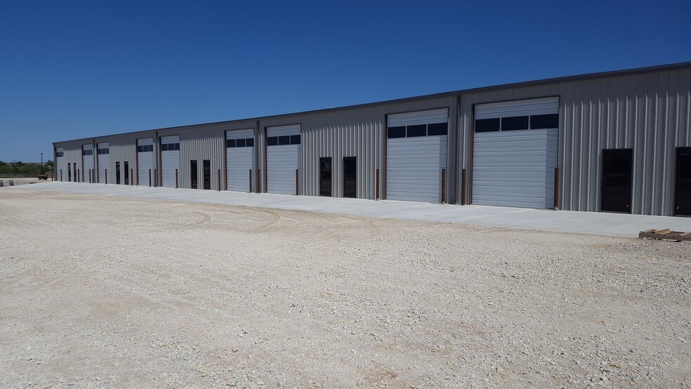 More Photos Of 5827 Acton Cir, Granbury Warehouse For Lease