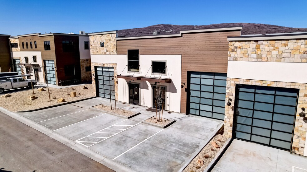 More Photos Of 4554 Forestdale Dr, Park City Light Manufacturing For Sale
