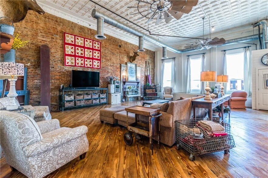 More Photos Of 306 W Main St, Denison Storefront For Sale