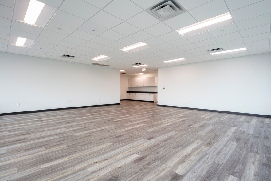 More Photos Of 5402-5424 Hangar Ct, Tampa Distribution For Lease