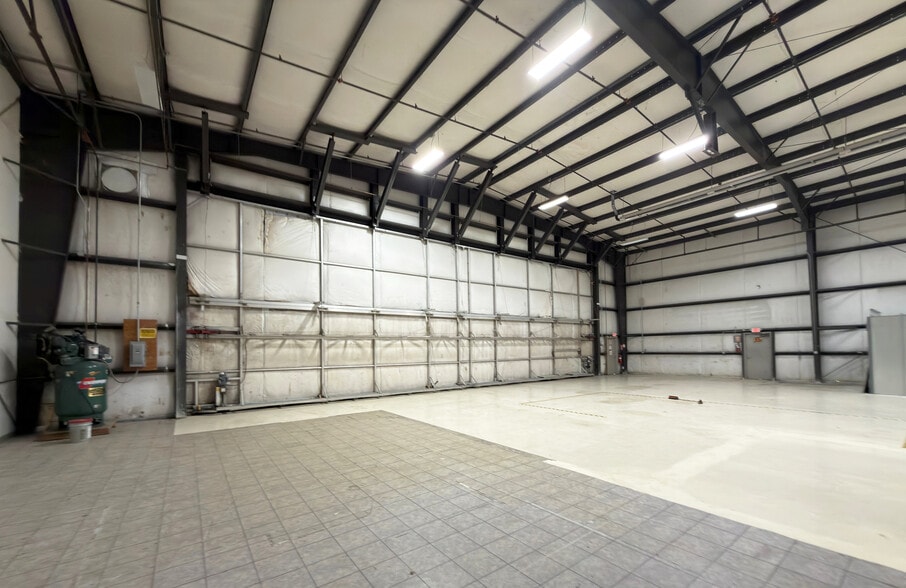 More Photos Of 90451 Boeing Dr, Eugene Airplane Hangar For Sale