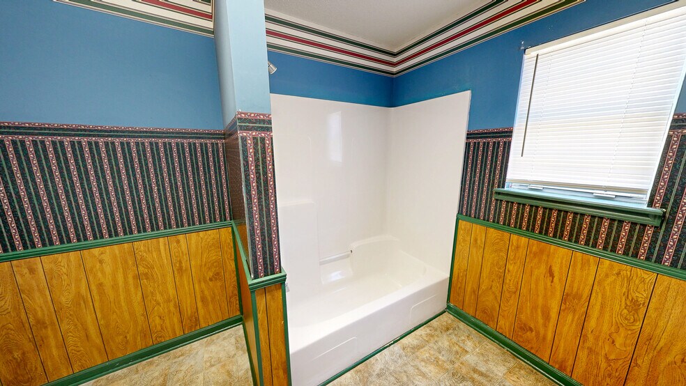 More Photos Of 104 N Herring St, Dothan Office For Sale