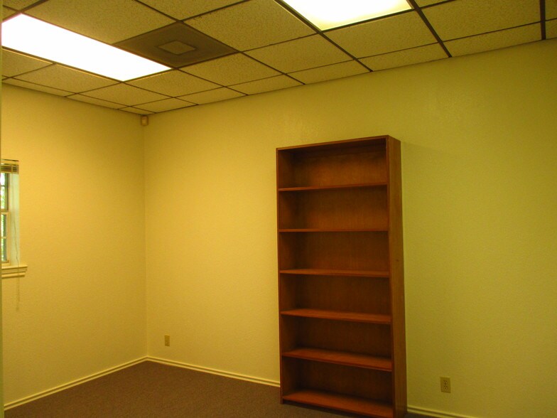 More Photos Of 303 N Carroll Blvd, Denton Office For Lease