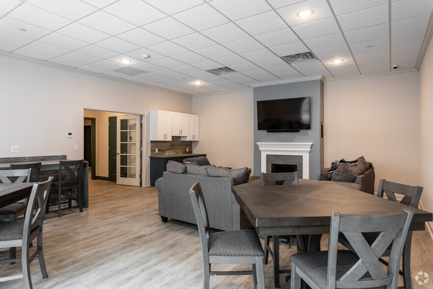 More Photos Of 800 Federal Rd, Brookfield Apartments For Lease