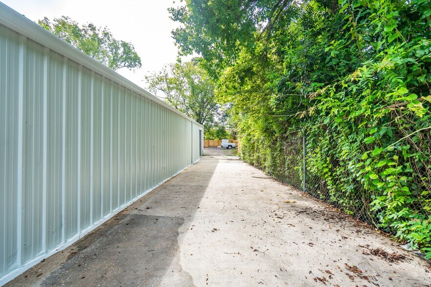 More Photos Of 806 Elsey Dr, Charleston Warehouse For Lease