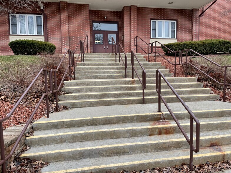 More Photos Of 621 W Oliver St, Owosso Medical For Lease