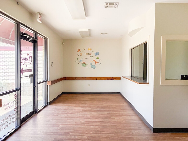More Photos Of 1702 N Burnside Ave, Gonzales Medical For Lease