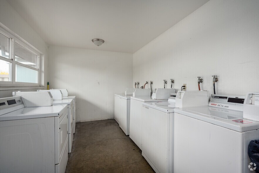 More Photos Of 5500 Foothill Gardens Ct, Sacramento Apartments For Sale