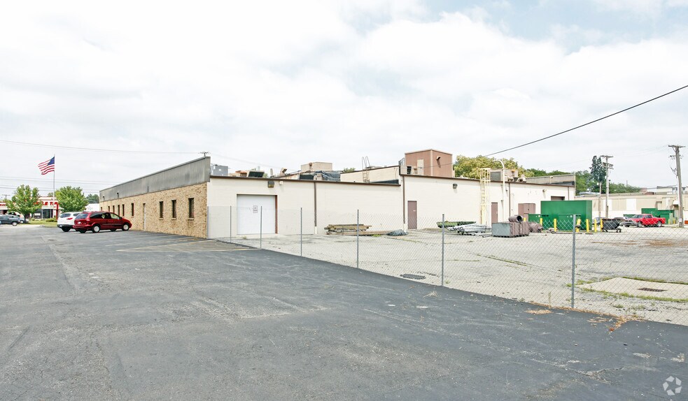 More Photos Of 1675 W Maple Rd, Troy Warehouse For Sale