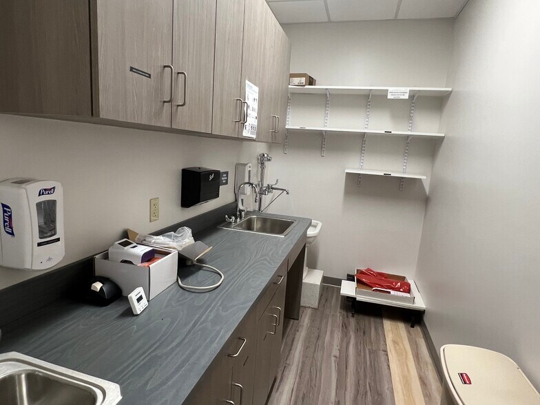 More Photos Of 241 S Westfield St, Agawam Freestanding For Lease