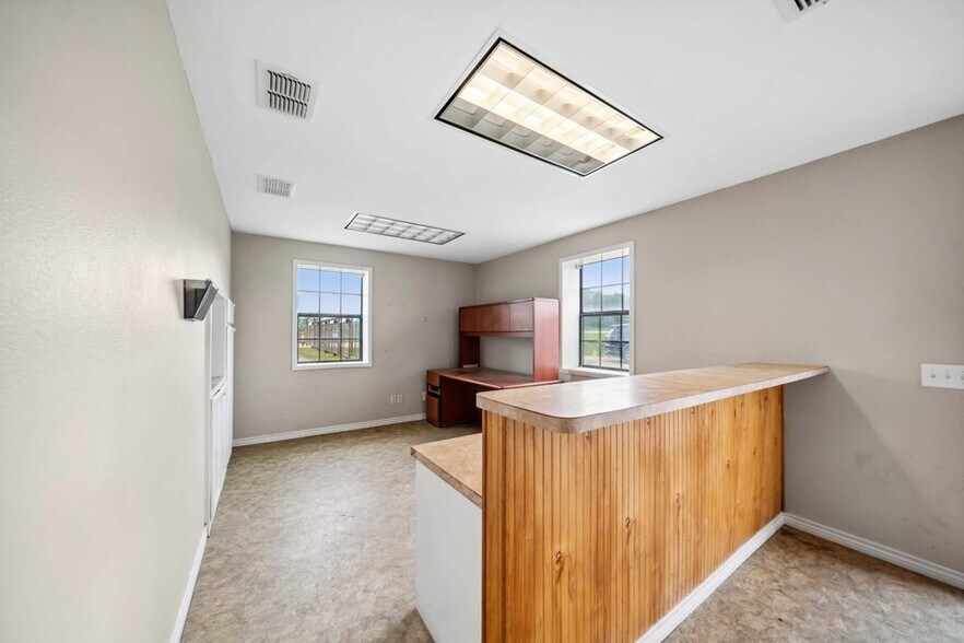 More Photos Of 8400 S US Highway 79, Palestine Office Residential For Sale