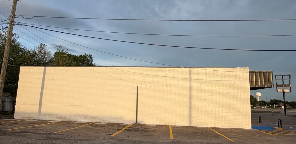 More Photos Of 612 Michael Dr, Everman Freestanding For Lease