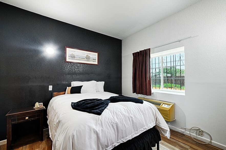 More Photos Of 110 S Main, Dilley Hotel For Sale