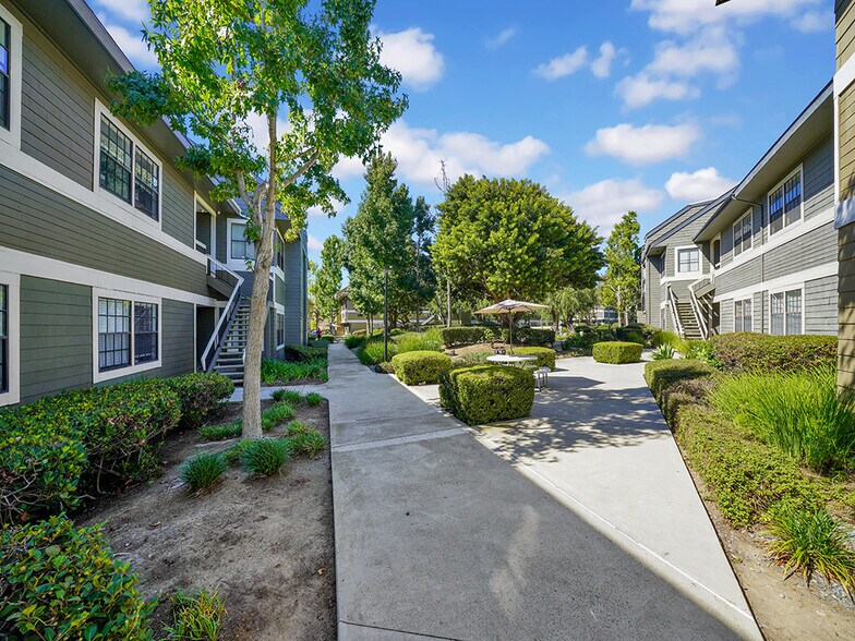 More Photos Of 2900 Bristol St, Costa Mesa Office For Sale