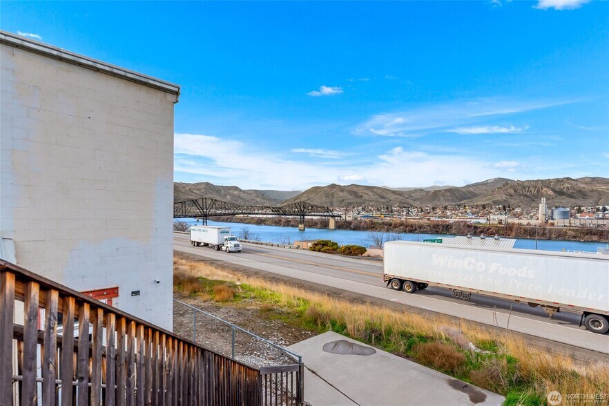 More Photos Of 825 Valley Mall Pky, East Wenatchee Flex For Sale