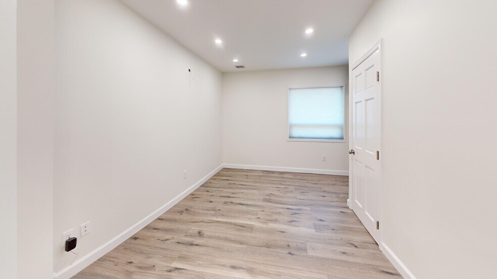 More Photos Of 1444 Clove Rd, Staten Island Office For Lease