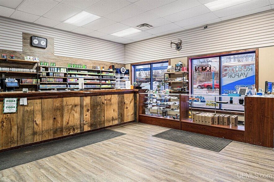 More Photos Of 1021 W Washington St, Marquette Flex For Sale