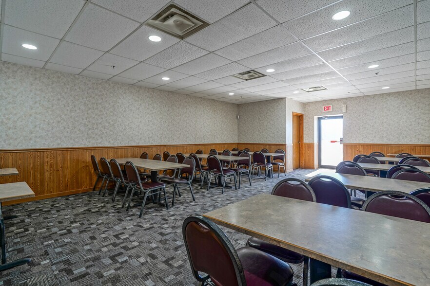 More Photos Of 3450 Gateway Dr, Grand Forks Restaurant For Lease