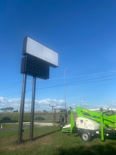 More Photos Of 11412 N Central Ave, Tampa Office For Lease