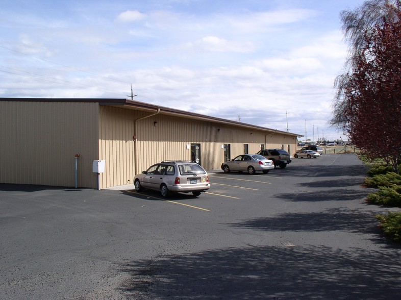 Primary Photo Of 460 NE Hemlock Ave, Redmond Light Manufacturing For Lease