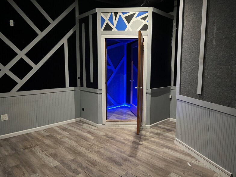 More Photos Of 12028 Vose St, North Hollywood Showroom For Lease