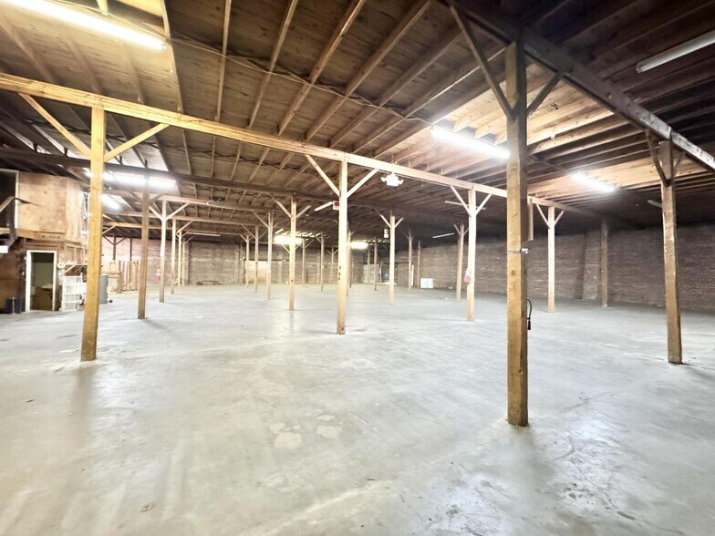 More Photos Of 803 9th St S, Columbus Warehouse For Lease