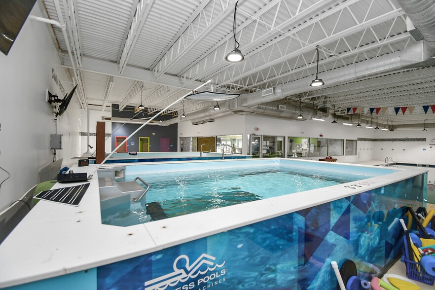 More Photos Of 10423 N Sam Houston Pky E, Humble Sports And Entertainment For Sale