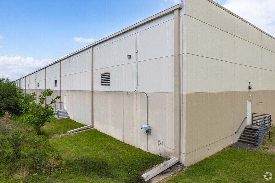 More Photos Of 5910 West by Northwest Blvd, Houston Distribution For Lease