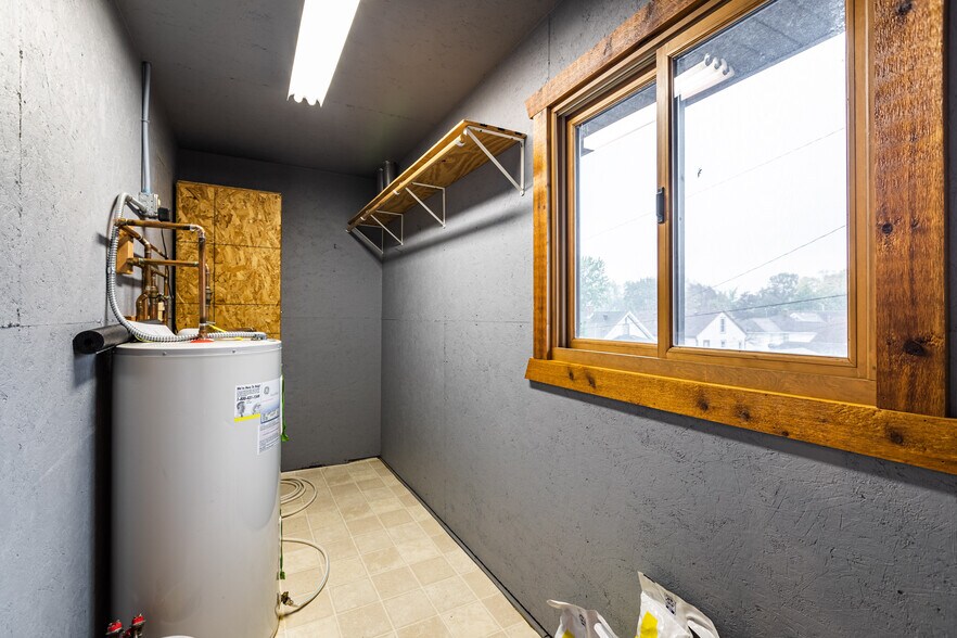 More Photos Of 1613 Chase St, La Crosse Showroom For Sale