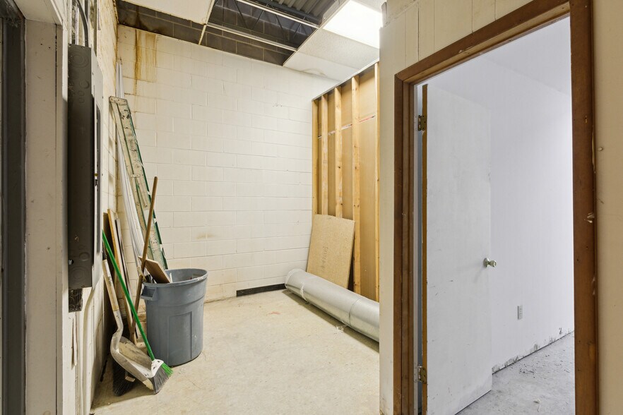 More Photos Of 120-150 May Mart Dr, Rochelle Unknown For Lease