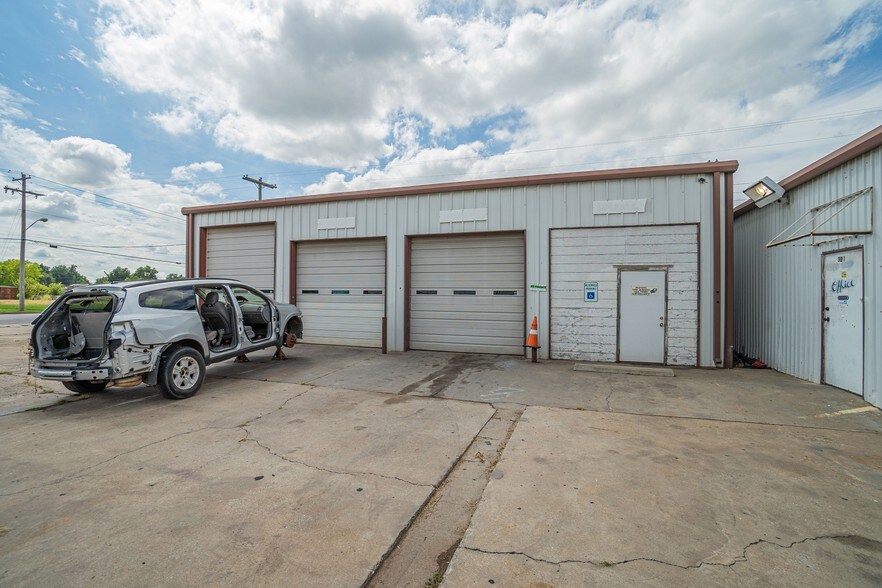 More Photos Of 301 SW 59th St, Oklahoma City Auto Repair For Sale