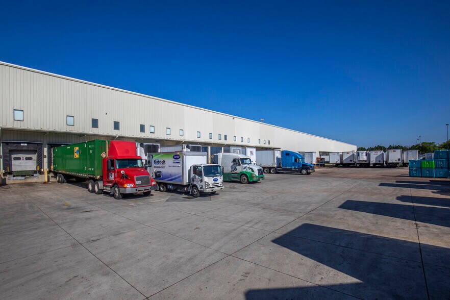 More Photos Of 4055 Deerpark Blvd S, Elkton Warehouse For Lease