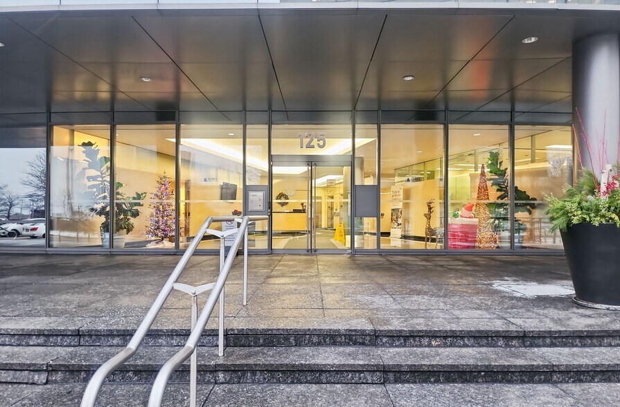 Primary Photo Of 125 Commerce Valley Dr W, Markham Coworking Space