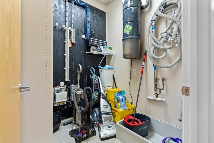 More Photos Of 6540 Brevard Rd, Etowah Office For Sale