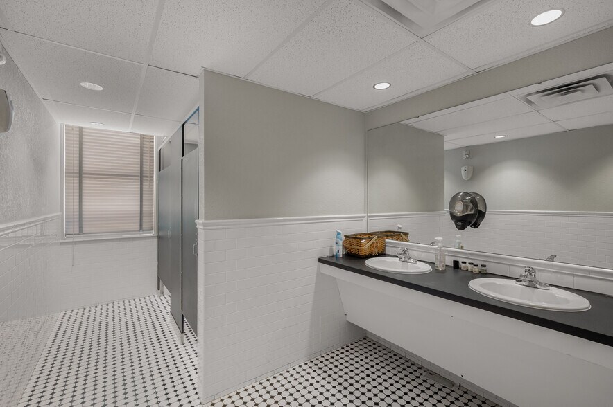 More Photos Of 531 W Main St, Denison Office For Sale