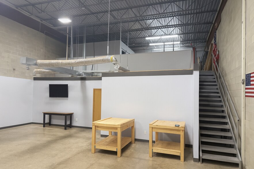 More Photos Of 780 Ridgeview Dr, Mchenry Flex For Sale