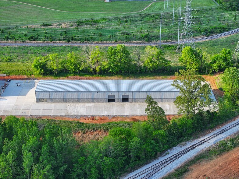 More Photos Of 1070B Progress Dr, Clarksville Warehouse For Lease