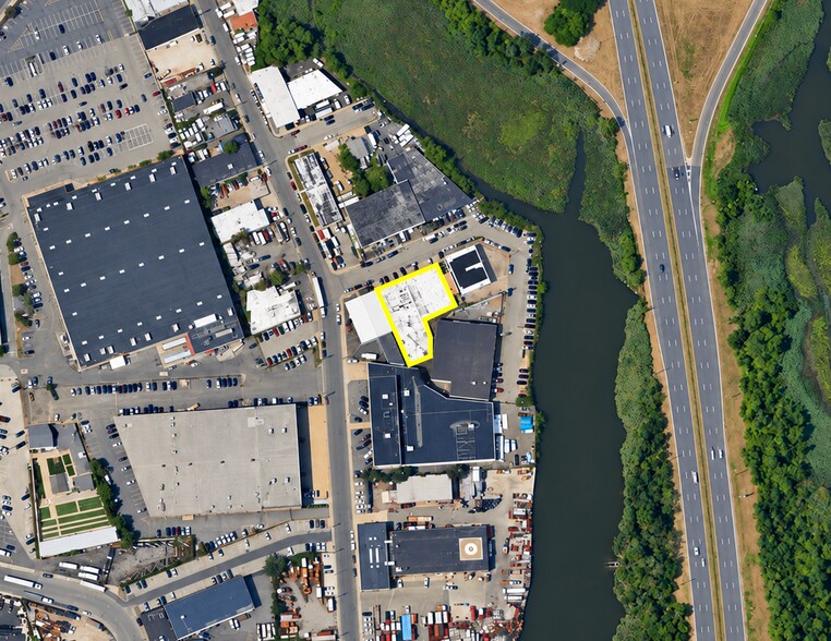 More Photos Of 10-12 Niagara Ave, Freeport Warehouse For Lease