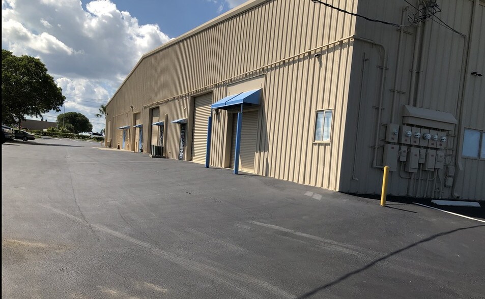 More Photos Of 1401 Old Dixie Hwy, West Palm Beach Showroom For Sale