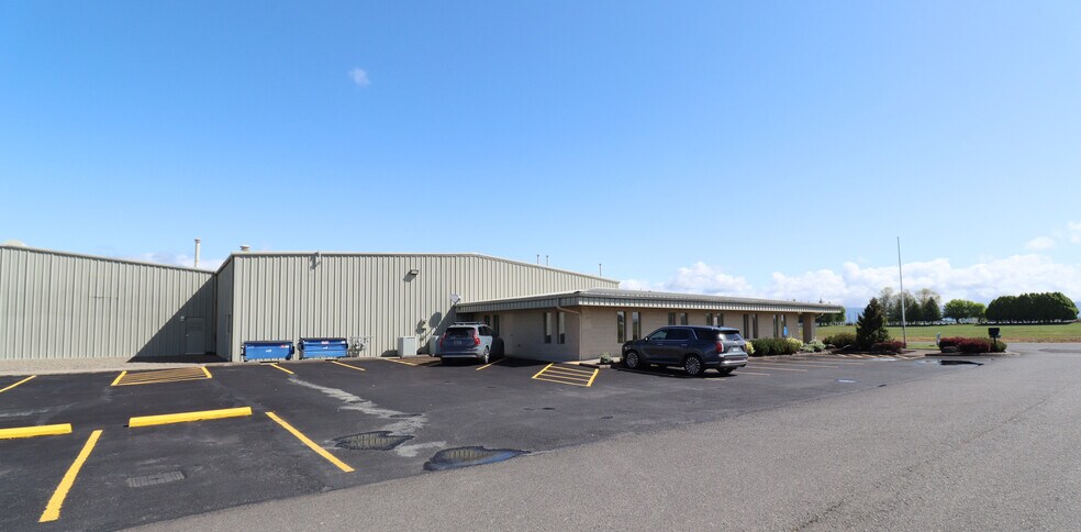 More Photos Of 28717 Grumman Dr, Eugene Airplane Hangar For Lease