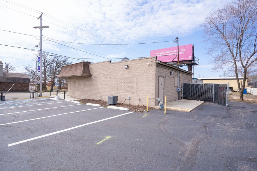 More Photos Of 306 Columbia Ave W, Battle Creek General Retail For Sale