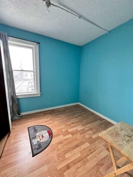 More Photos Of 5011 50 St, Innisfail Storefront Retail Residential For Sale