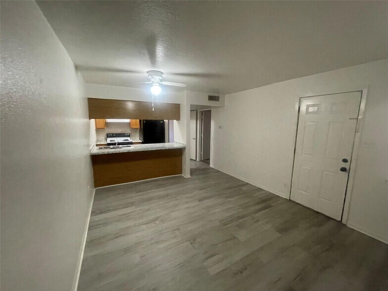 More Photos Of 322 S Waco St, Weatherford Apartments For Sale