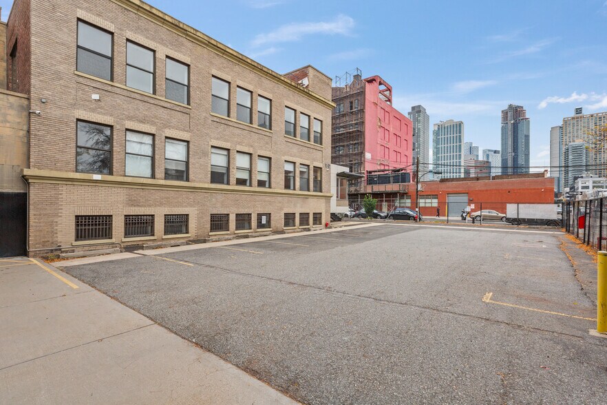 More Photos Of 11-17 43rd Ave, Long Island City Office For Lease
