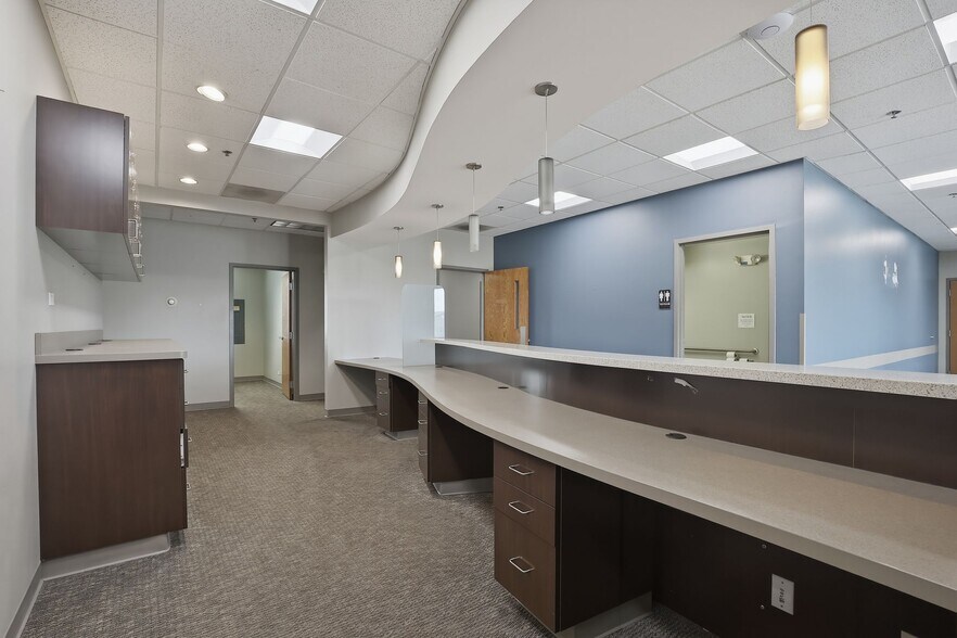 More Photos Of 390 Congress Pky, Crystal Lake Unknown For Lease