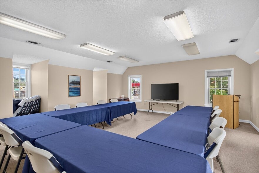 More Photos Of 800 Country Club Rd, Harrisonburg Office For Sale