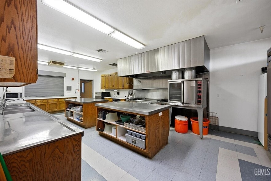More Photos Of 425 S H St, Bakersfield Religious Facility For Sale