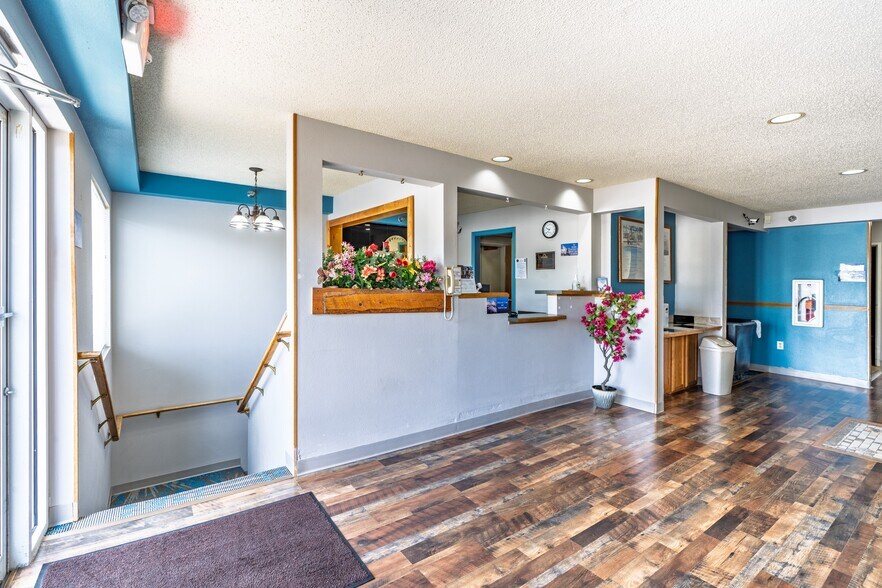 More Photos Of 519 Crook St, Custer Hotel For Sale