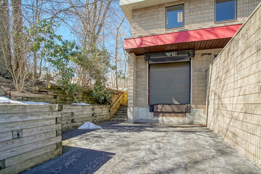 More Photos Of 16 Park Way, Upper Saddle River Warehouse For Lease